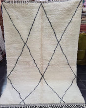 Charger l&#39;image dans la galerie, Tapis marocain à losanges en laine pour un décor berbère
