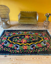 Charger l&#39;image dans la galerie, Tapis roumain vintage
