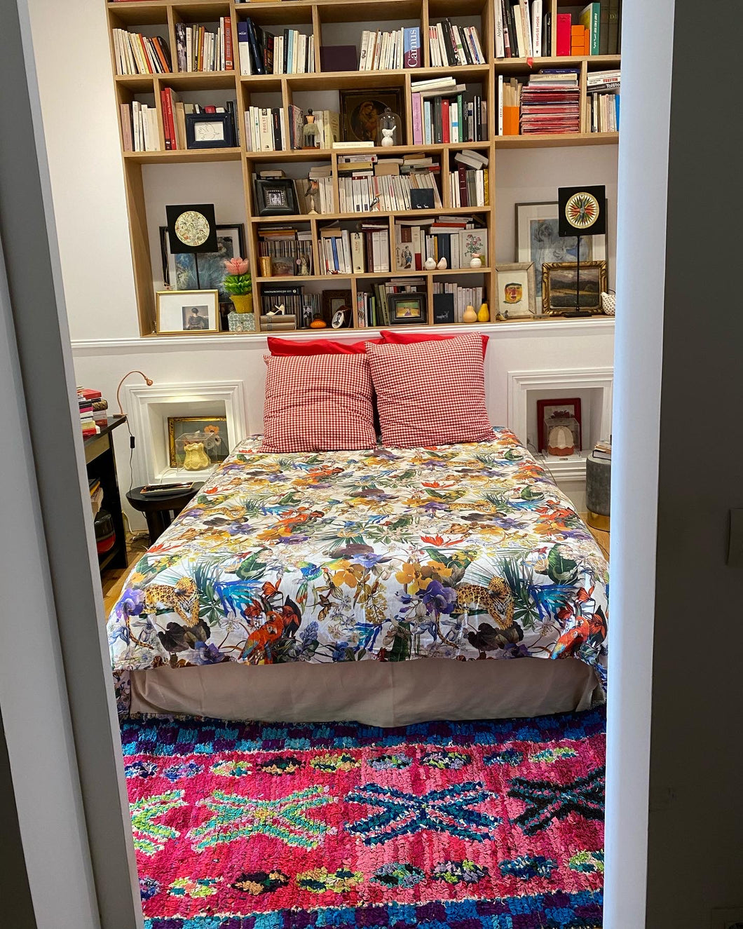 Tapis boucherouite en descente de lit avec bibliothèque