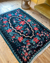 Charger l&#39;image dans la galerie, Tapis Moldave à fleurs rouges sur fond noir
